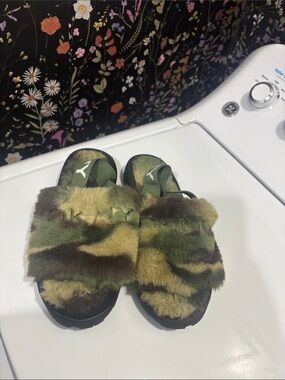 DKNY size 7 camo slippers